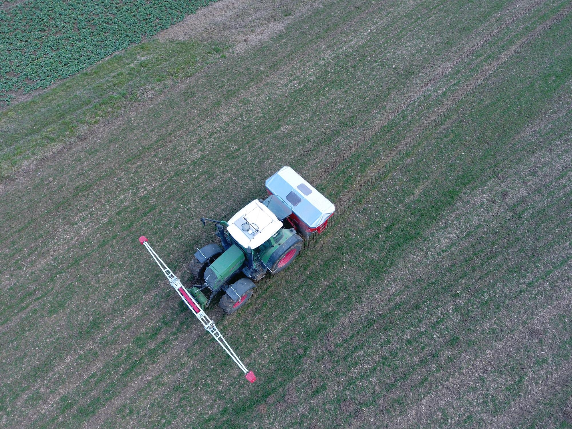 Landmaschine mit intelligentem N-Sensor und Düngemittelstreuer.