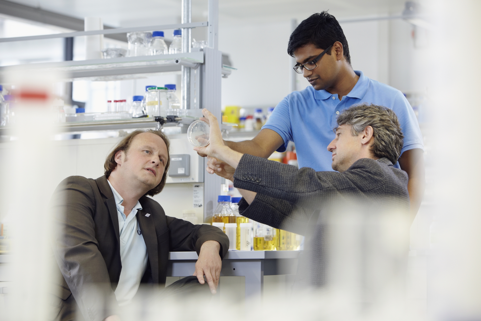 Zu sehen sind Wissenschaftler im Gespräch.